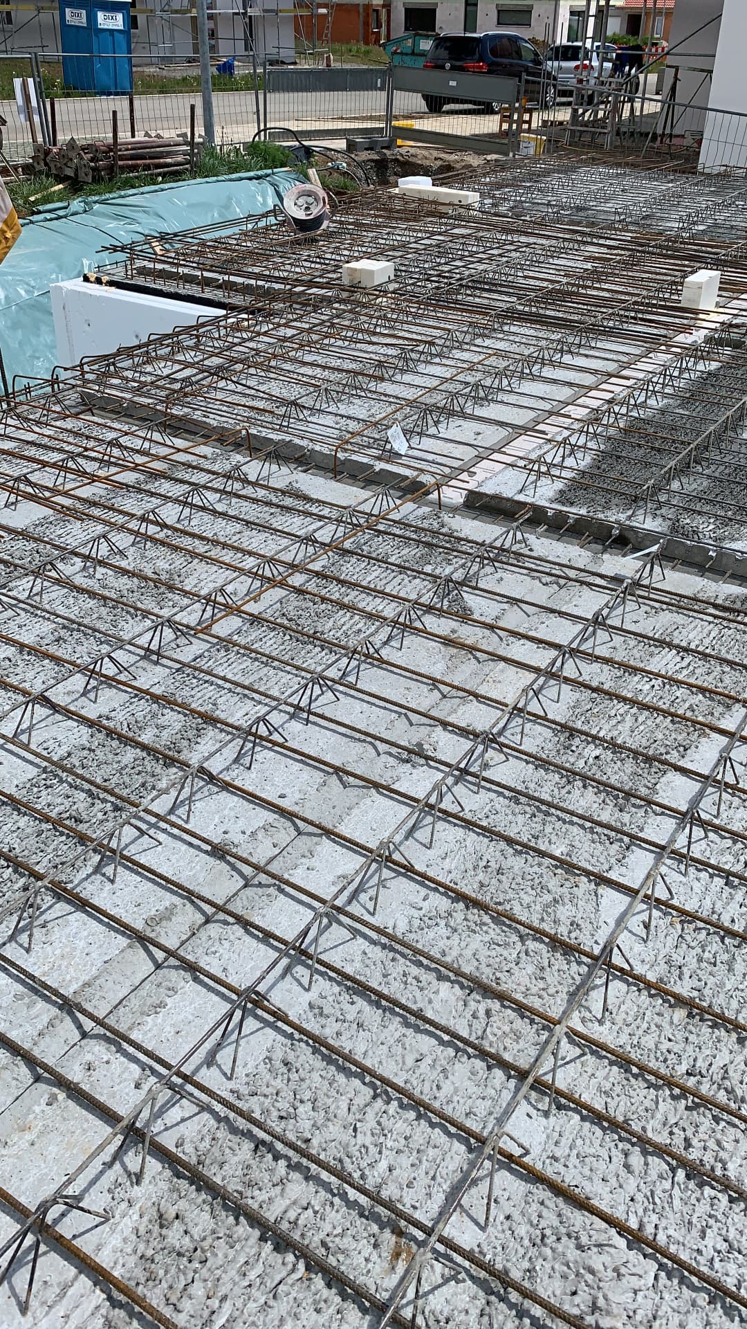 Bewehrte Bodenplatte eines Wohnhausneubaus mit Bewehrungsmatten auf der Baustelle